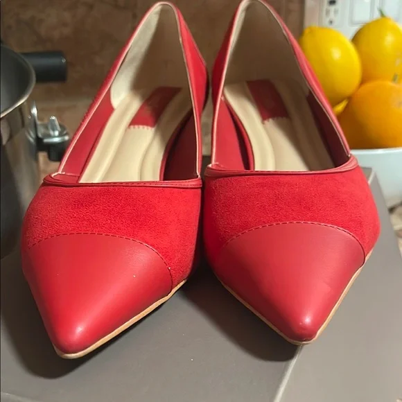 Pointed Toe Red Flats - Picture 4 of 9